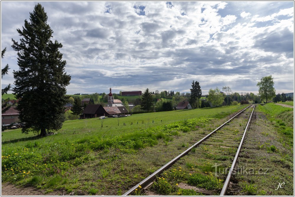 3-We will go back along the track for a bit, the road is on the right.