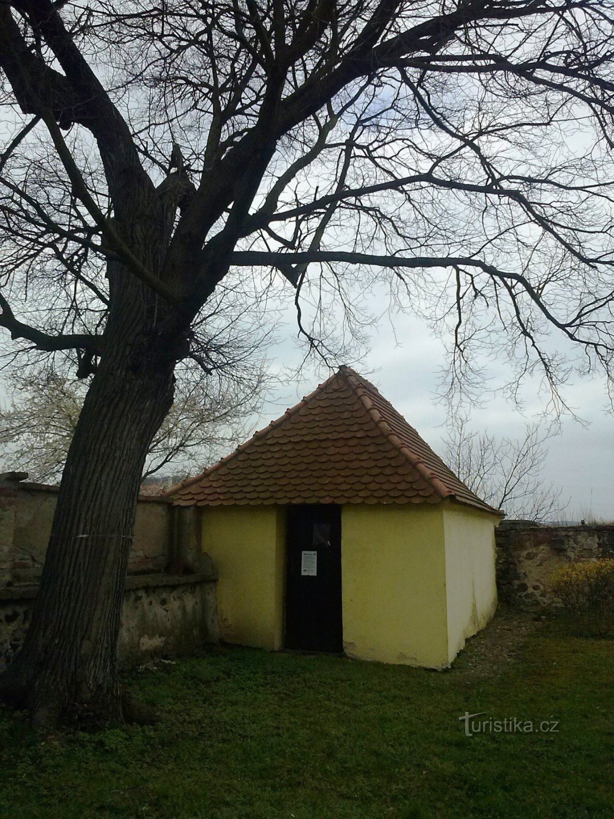 3. Bårhus på en kyrkogård med valmtak