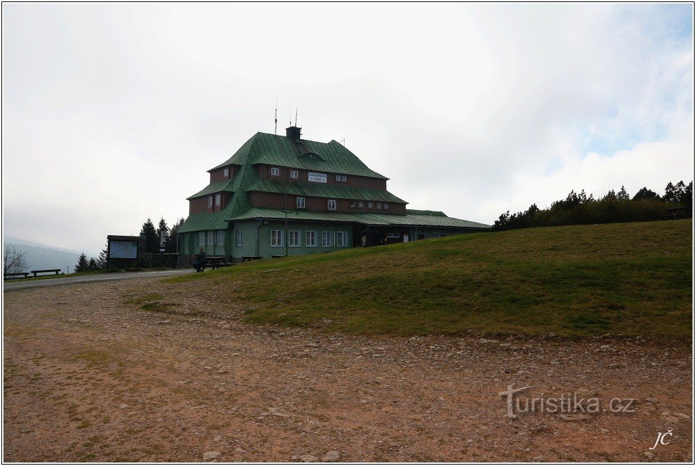 3-La cabaña de Masaryk desde el cobertizo