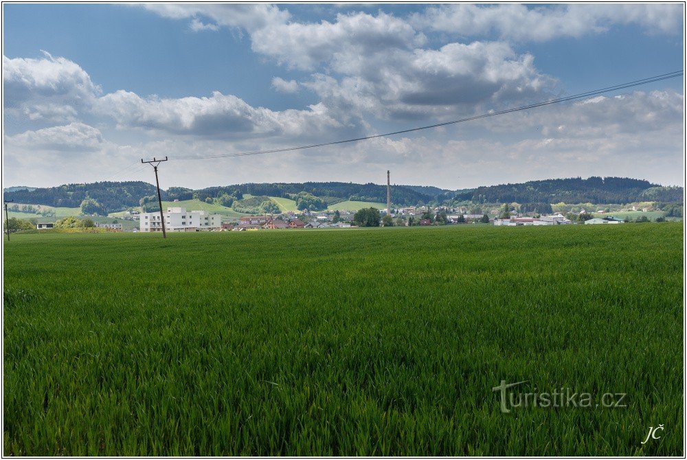 3-Boven Žamberk, uitzicht op het treinstation, Dlouhoňovice en Kozinec