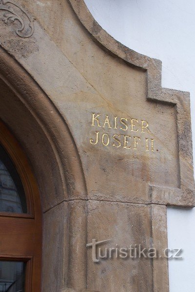 3. To the right of the cartouche - record that Emperor Josef II lived here.