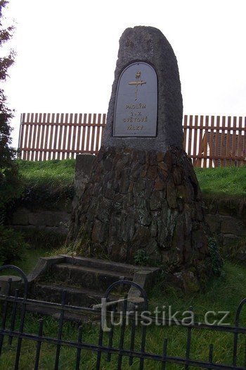 3. Memorial to the victims of the 1st and 2nd World War at the crossroads in Holany