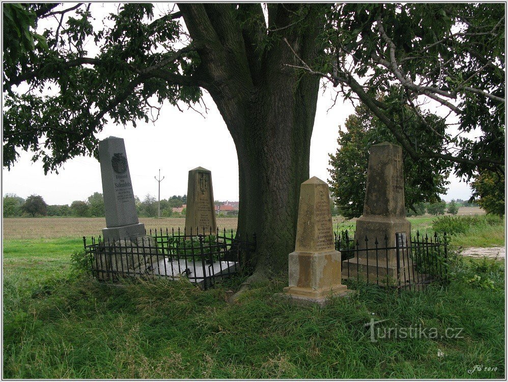 3-Monumento a Dlouhé Dvorů