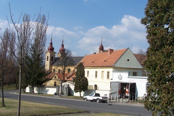 3. Blick auf das Pfarrhaus mit der Kirche