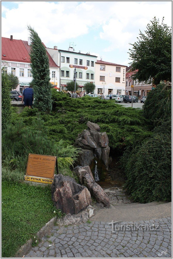 3-Police nad Metují, Quelle auf dem Platz