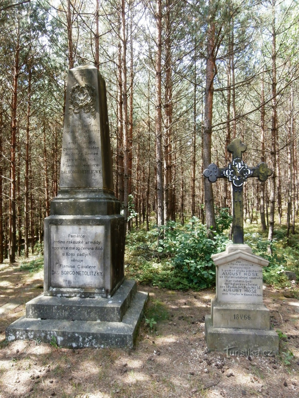 3. Monumentos de austriacos y prusianos de la batalla en el castillo de Kost en 1866