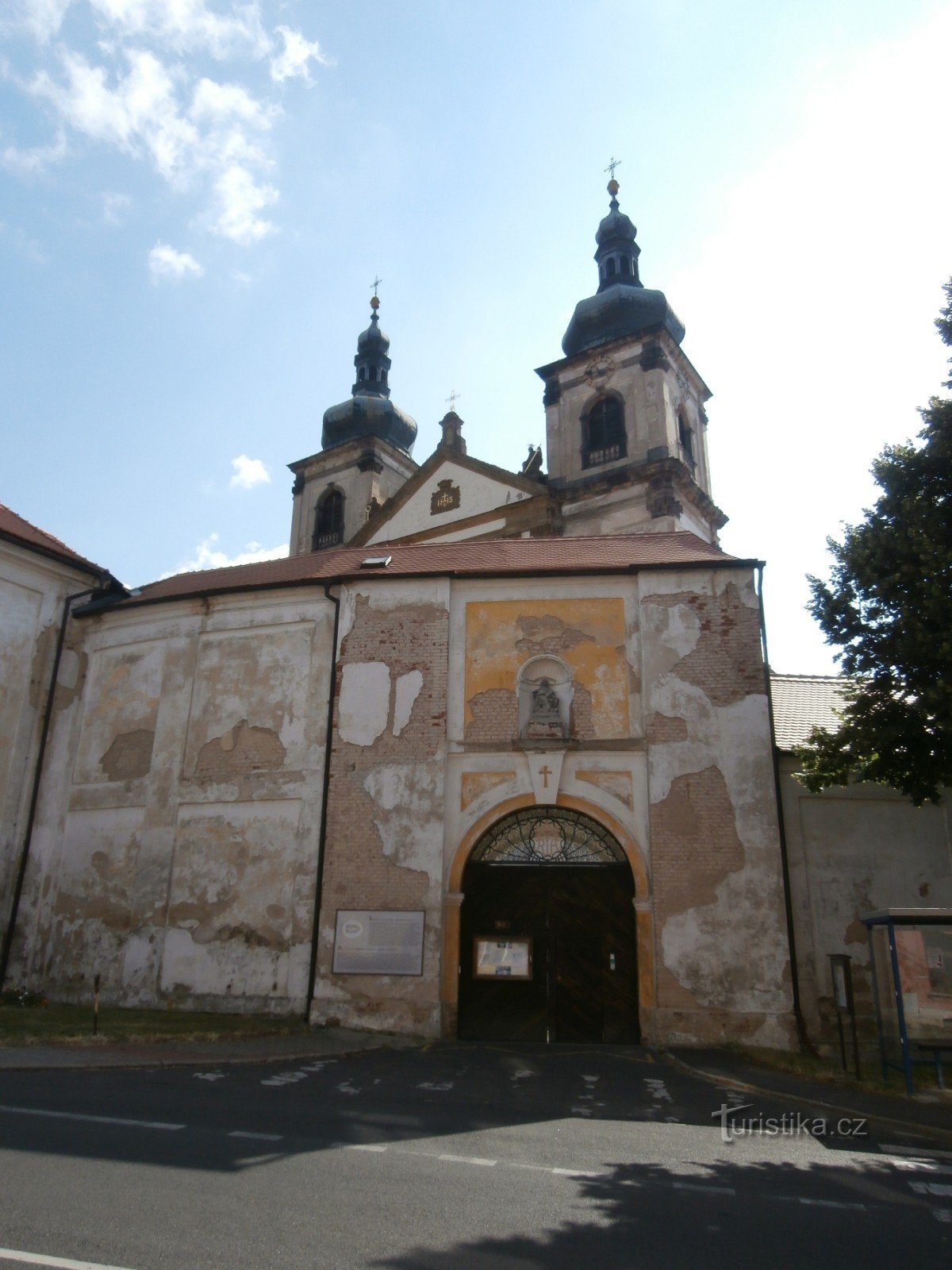 3. Nieco odrapane wejście do bazyliki