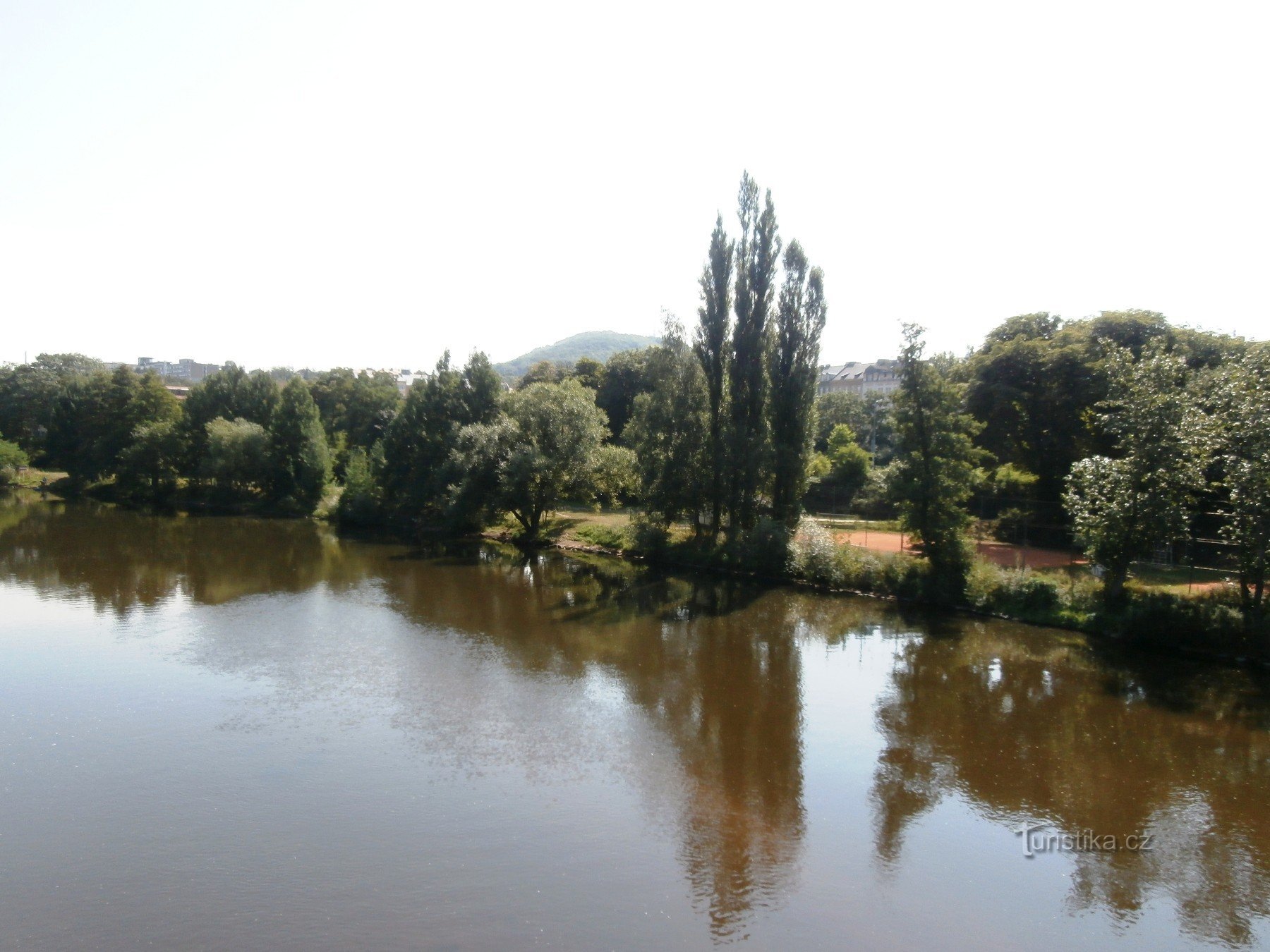3. El río Ohře desde el puente Chebské