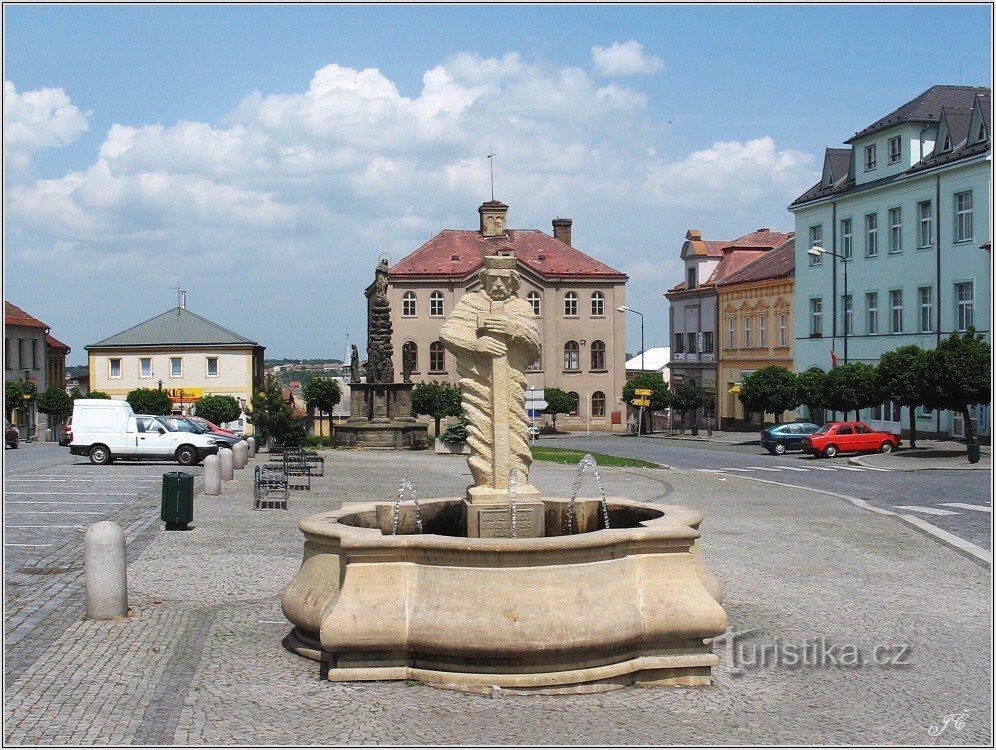 3-Skuteč, estatua de Jan Nepomuck en la plaza