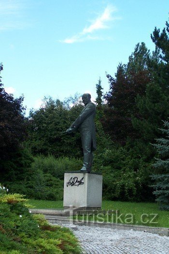 3. Άγαλμα του Αντ. Dvořák