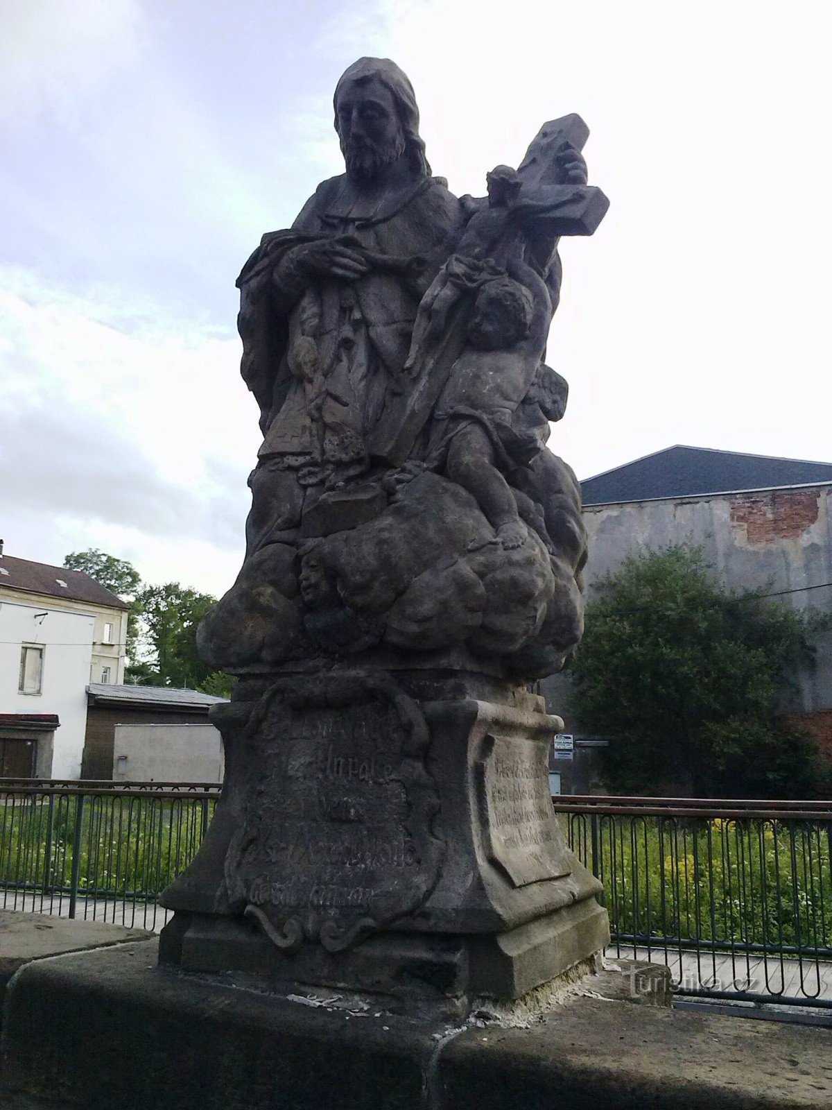 3. Estatua de San Juan Nepomuceno en el puente