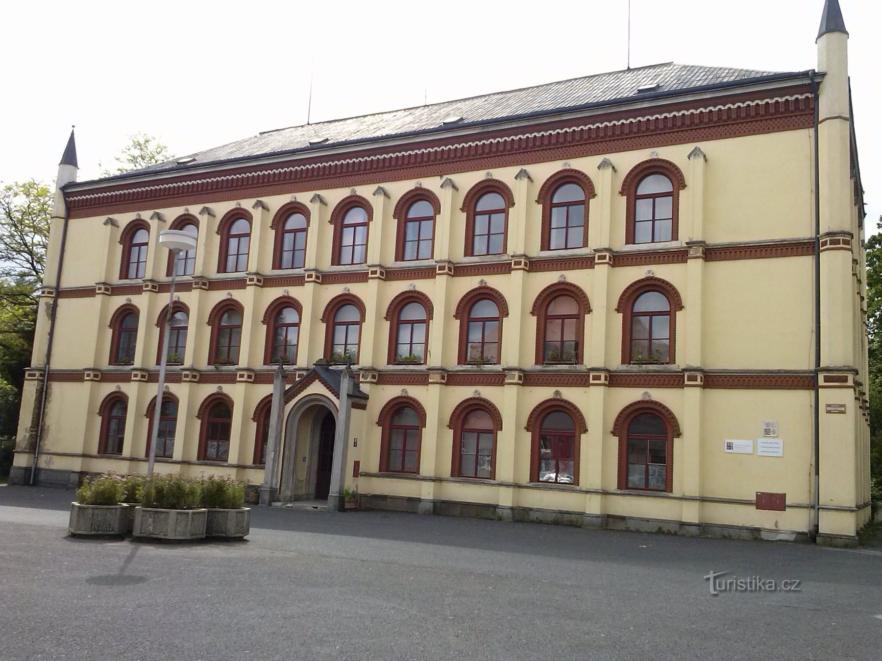 3. Escola especial e escola primária em frente à reitoria - havia freiras