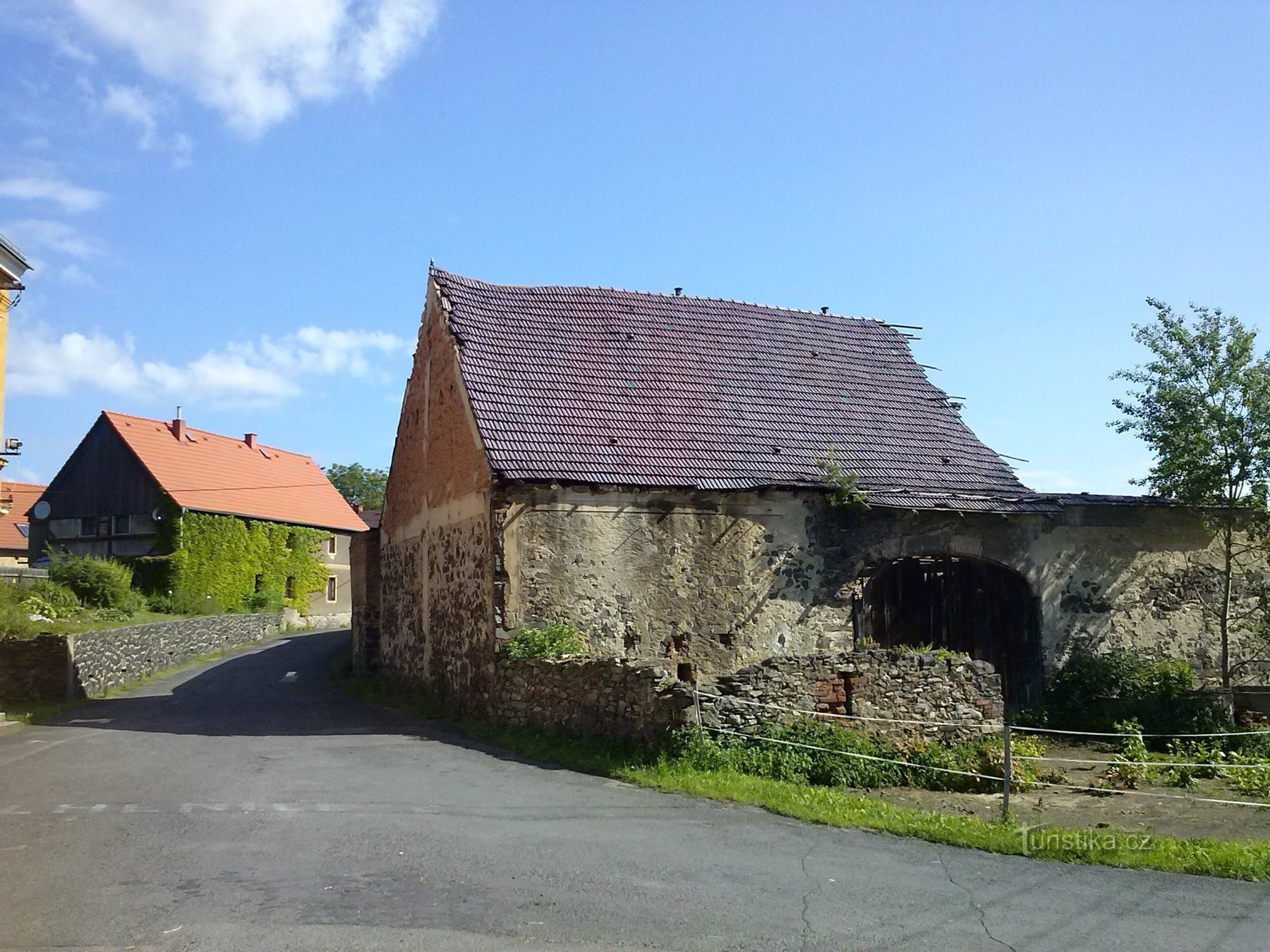 3. Старый ветхий и разваливающийся фермерский дом рядом с ним..
