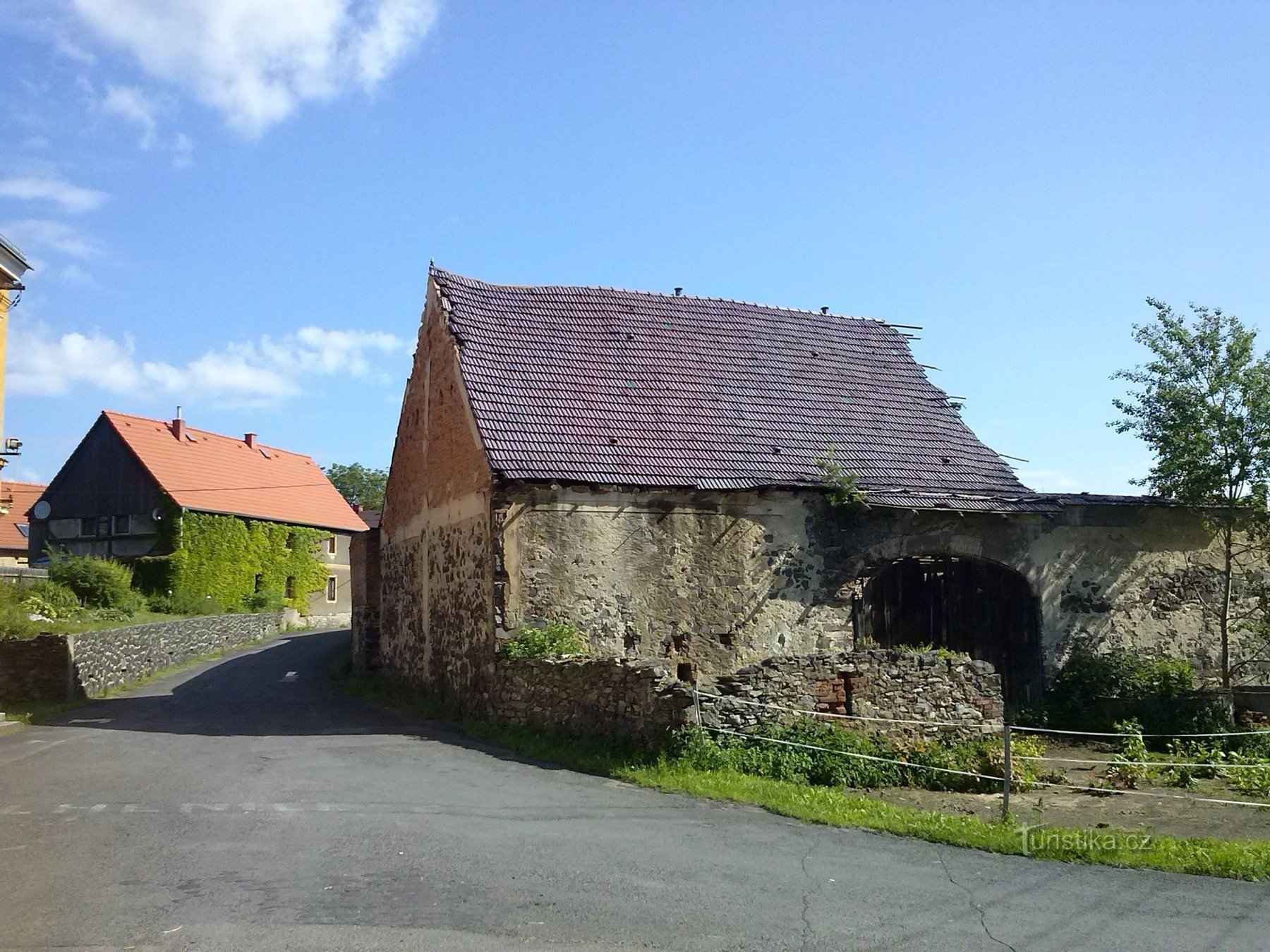 3. De oude vervallen en afbrokkelende boerderij ernaast..