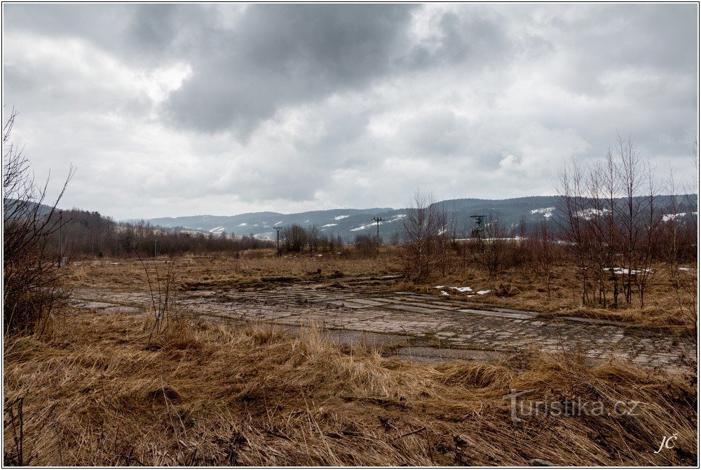 3-Taustalla Hawk Mountains