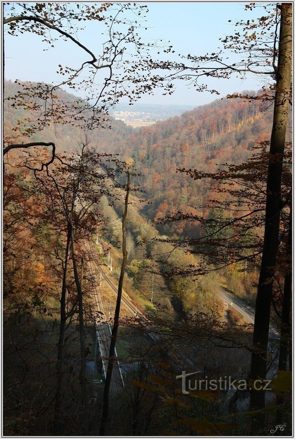 3-Blick vom rot markierten Weg auf die Kateřinské-Brücke