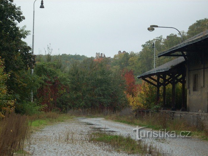 3. Dietro la stazione, sullo sfondo, ci sono le rovine del castello di Zvířetice, che un tempo possedeva per un breve periodo