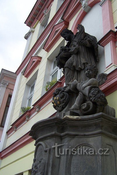 3. Plano de la estatua de San Juan Nepomuceno desde el lado opuesto