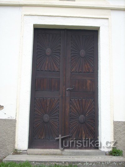 3. Interessante porta della chiesa