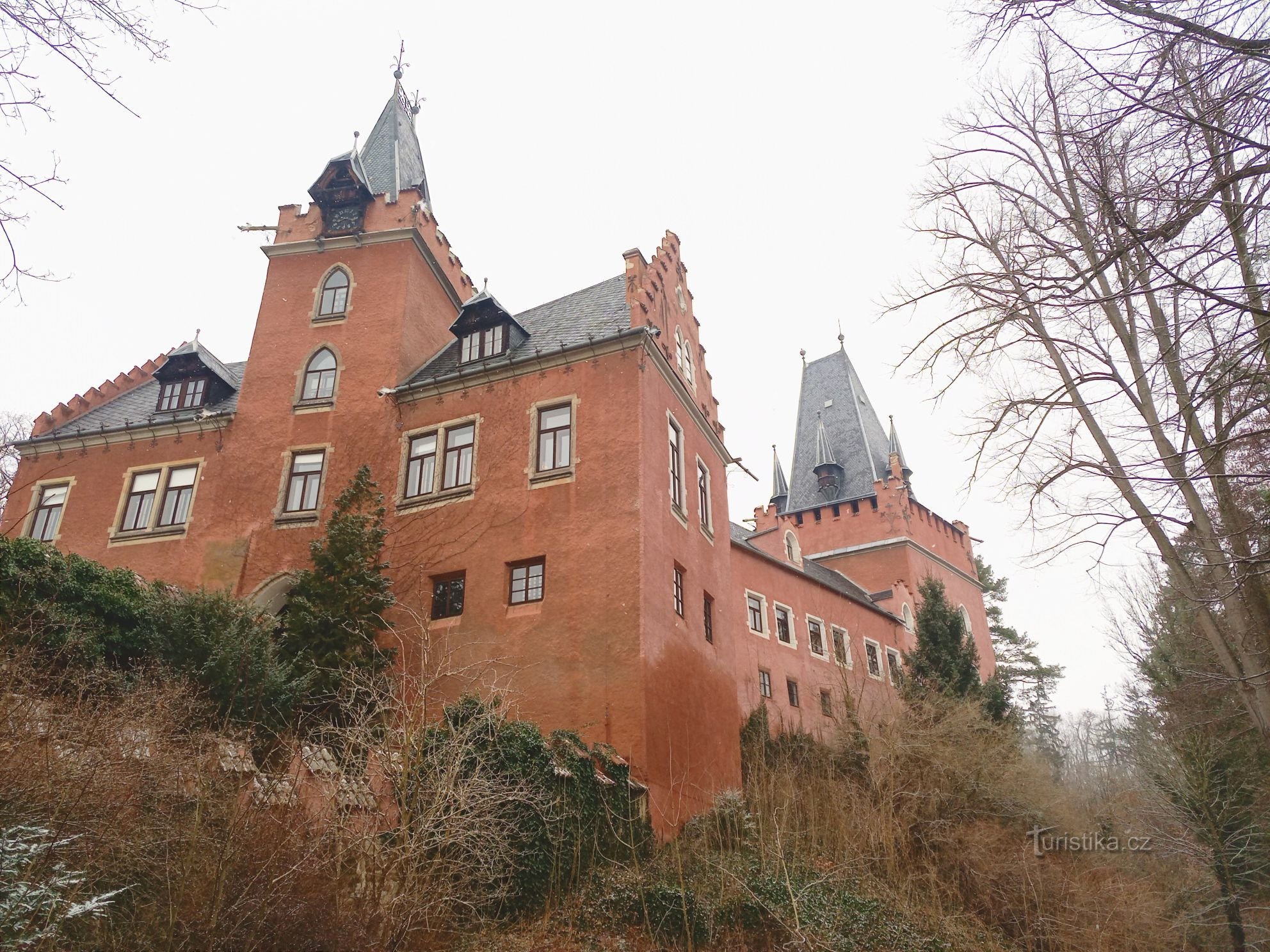 3. Het kasteel van Červený Hrádek is misschien genoemd naar de bekleding of de kleur van het pleisterwerk