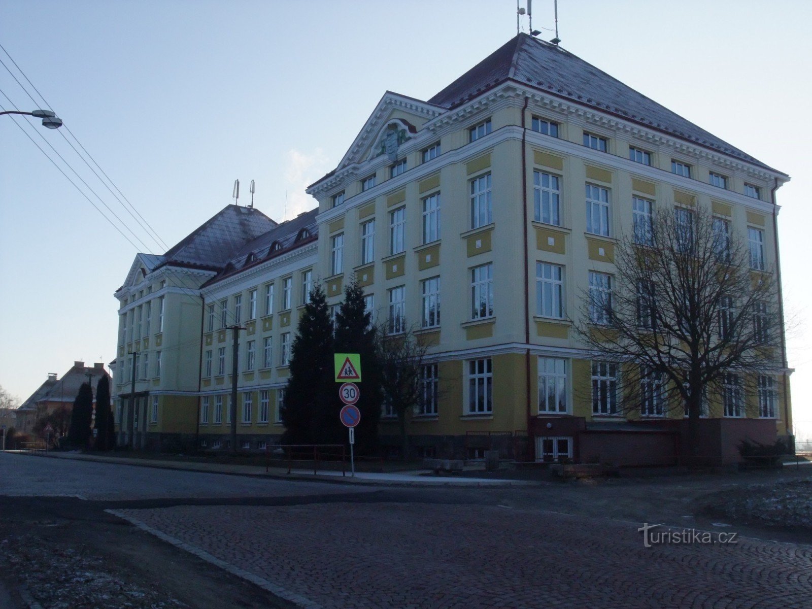 第 3 小学校、Okružní 通り、Aš。 建物の右側には、ベネシュのパロウチカに通じる小道があります
