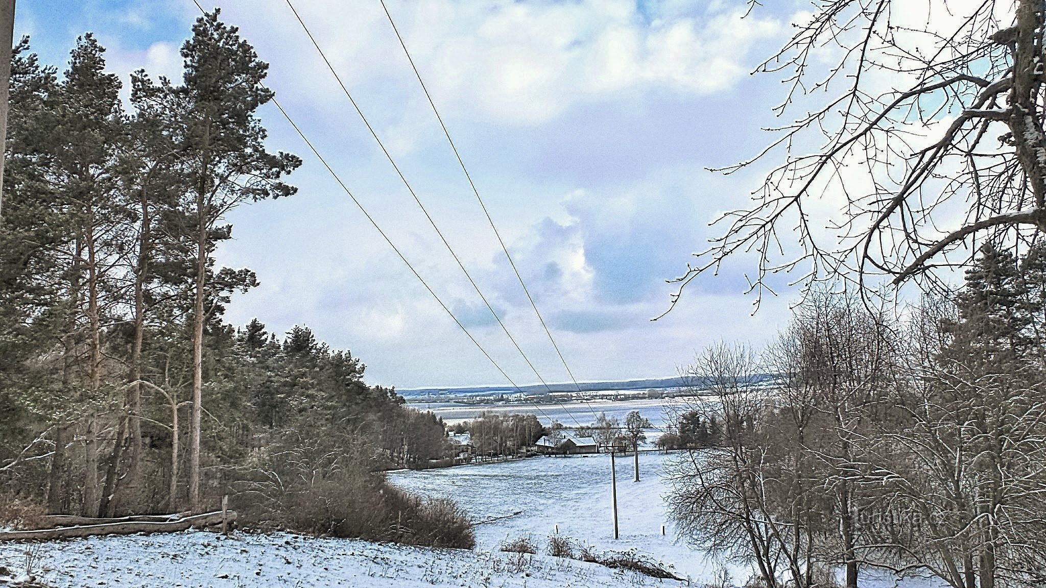 4. Corridor onder hoogspanning boven het dorp zorgt voor vlakken in het landschap