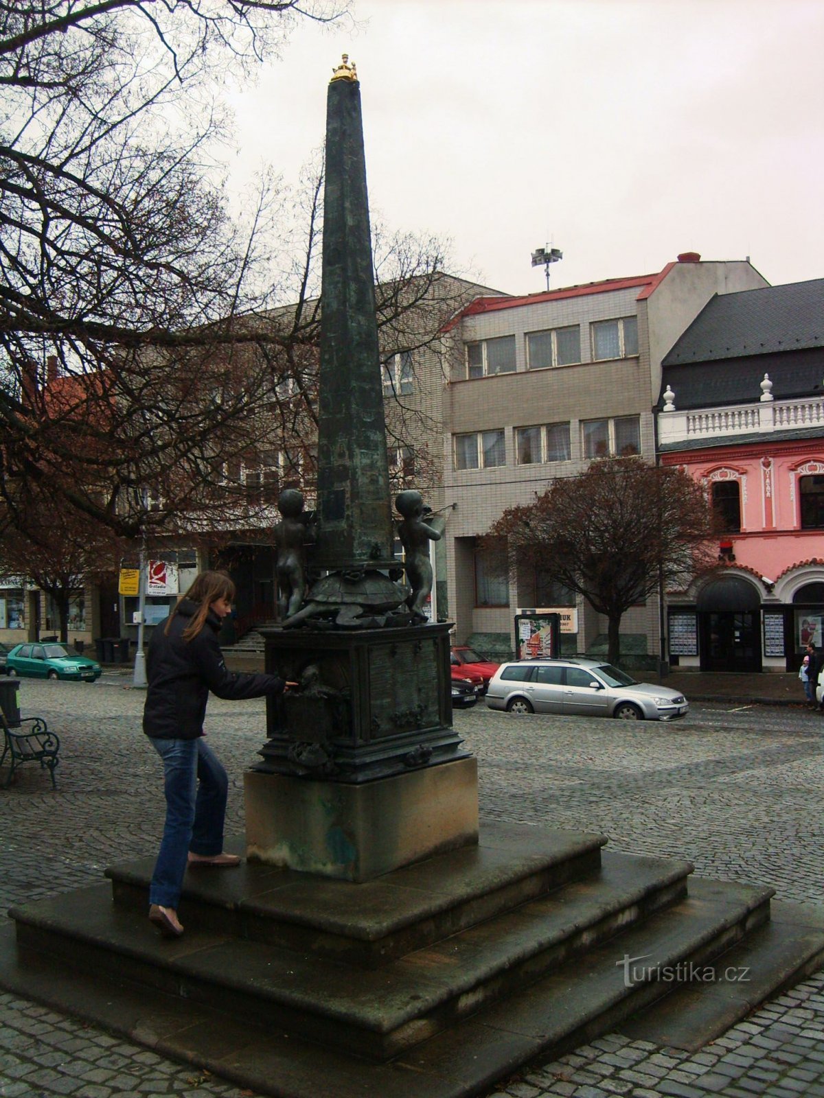 4 meter obelisk op het plein in Uherske Brod