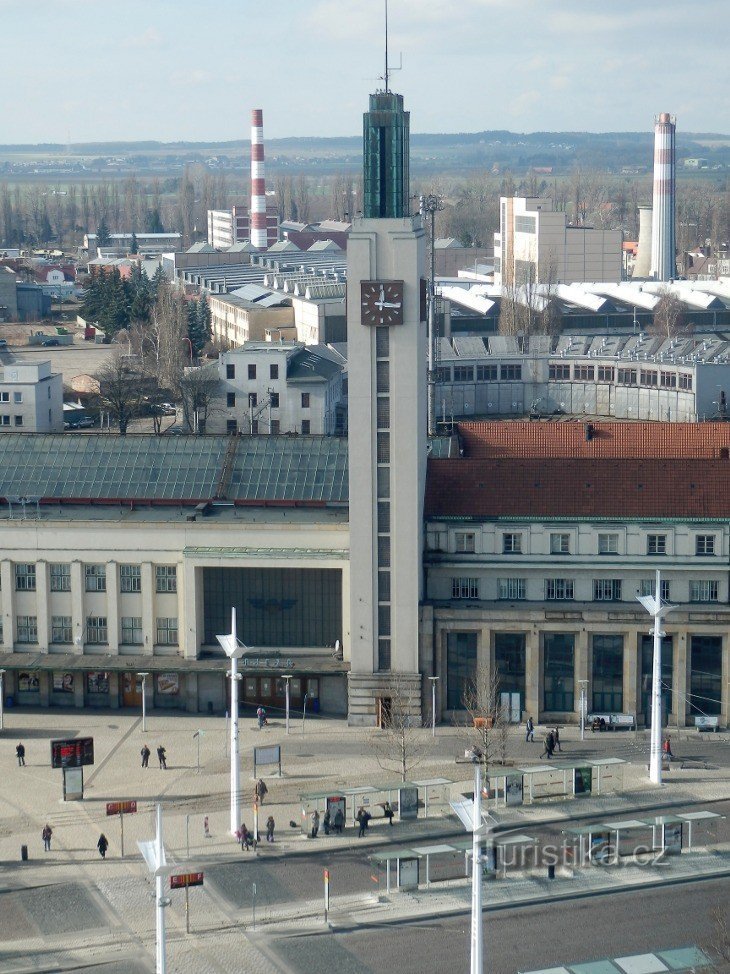 De 46 meter hoge toren van het stationsgebouw
