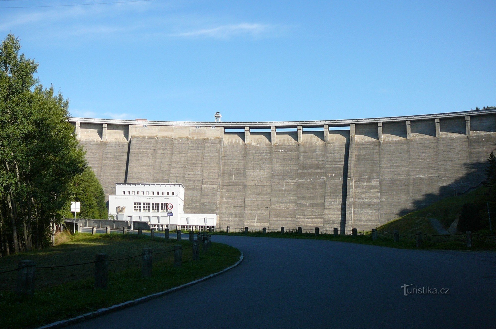 The 78 m high and 390 m long dam of the Vír I dam