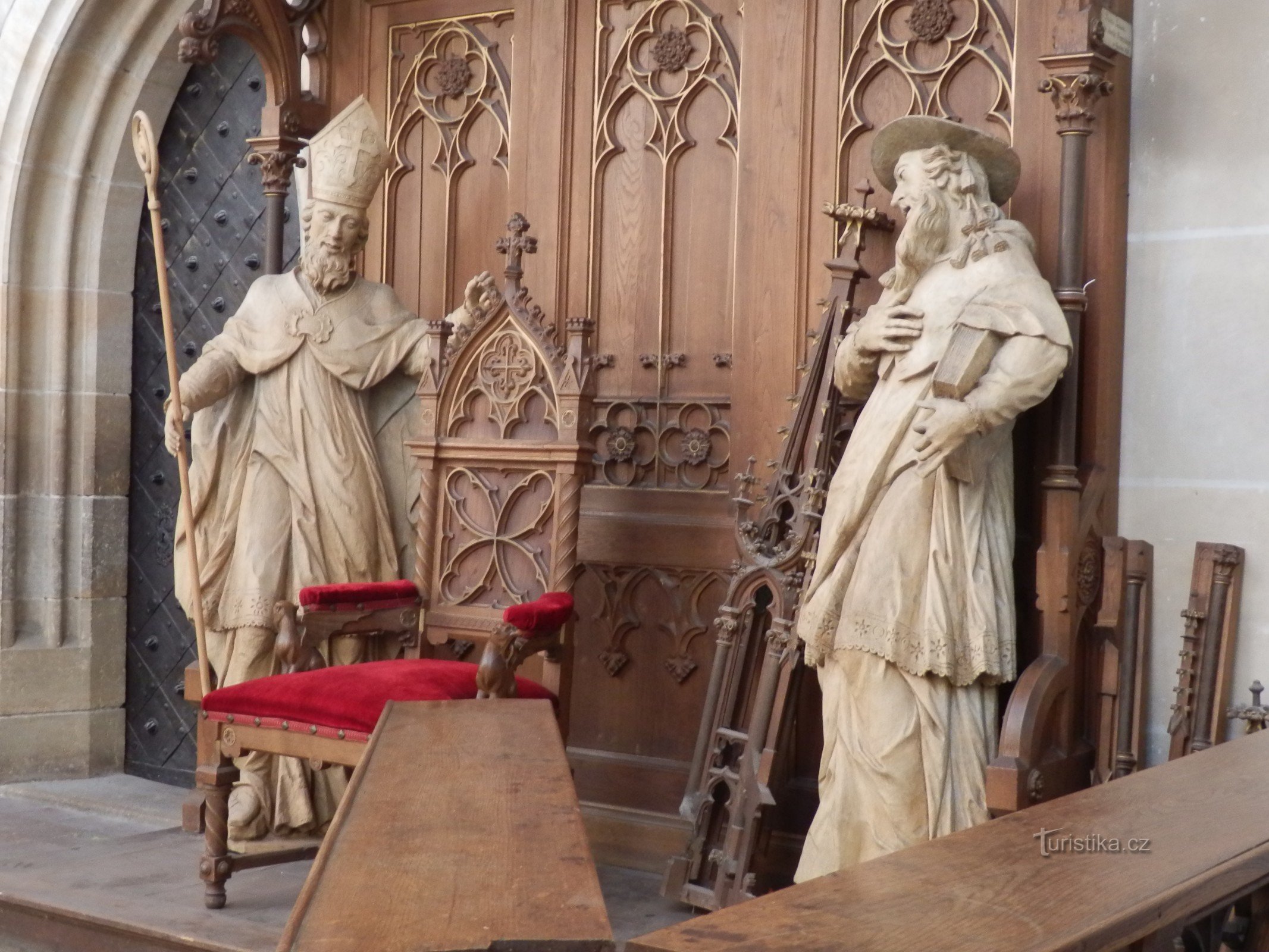 et dedans des statues de la façade de l'église du cimetière ;-)