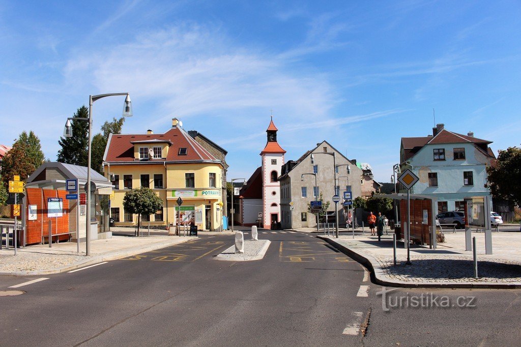 Abertamy, utsikt från torget till kyrkan