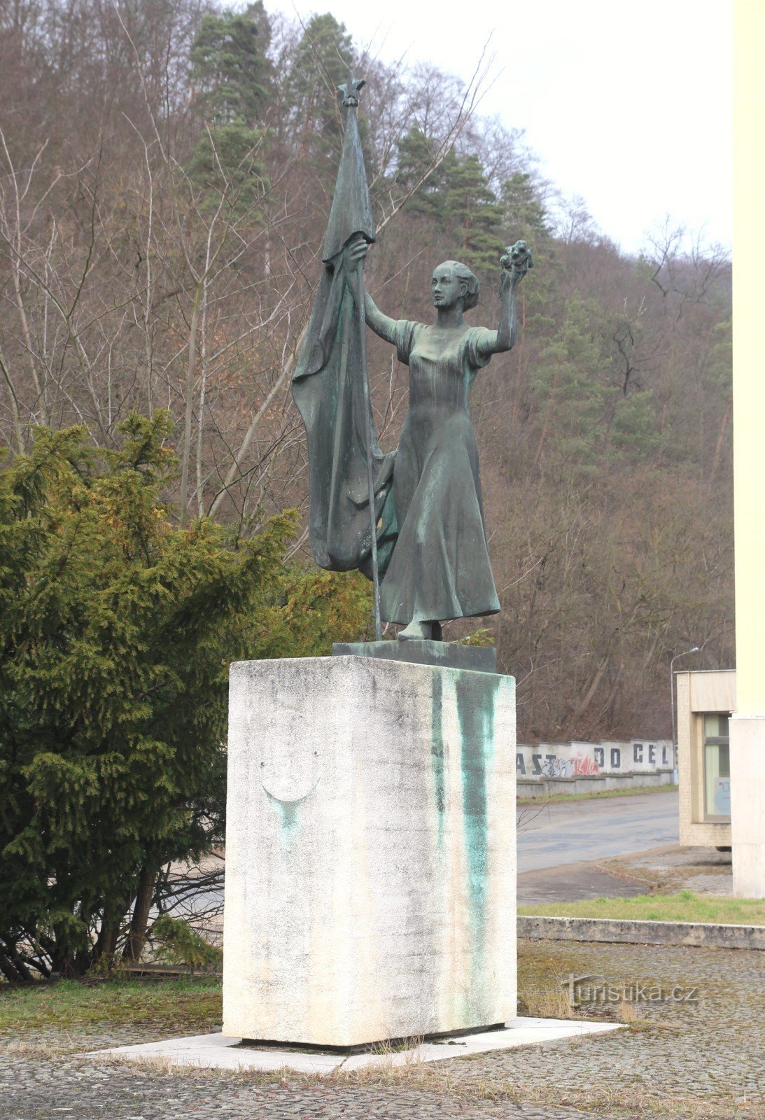 Adamov - estatua Mujer con una pancarta