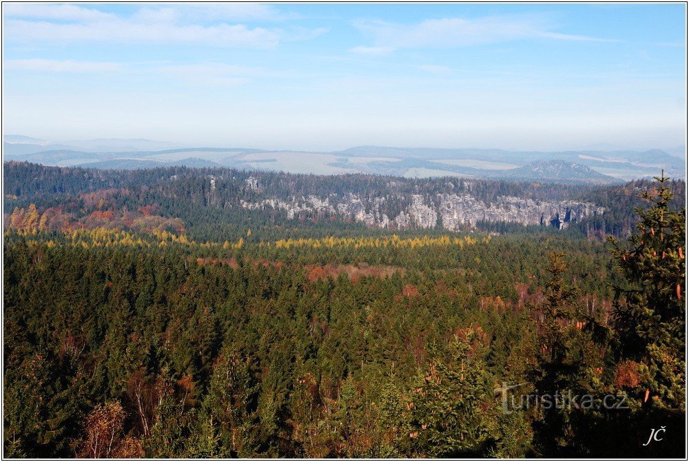 Adršpašské skály, oikealla Křížový vrch, sen takana Mieroszowskie Ściany