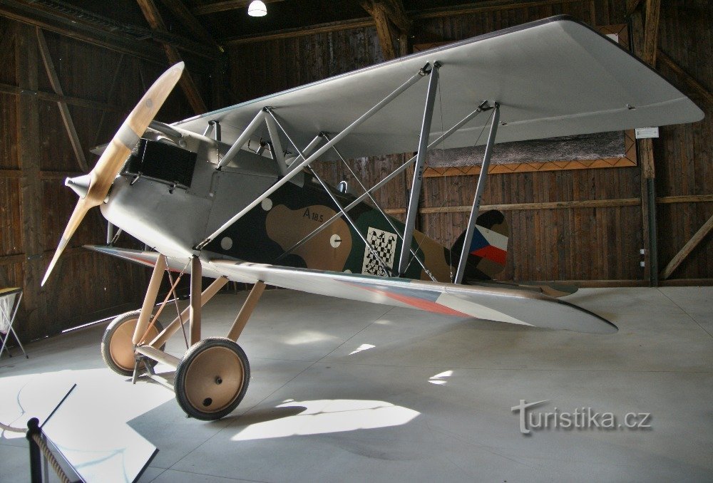 Aero A-18 z 1923 roku w hangarze nr VI