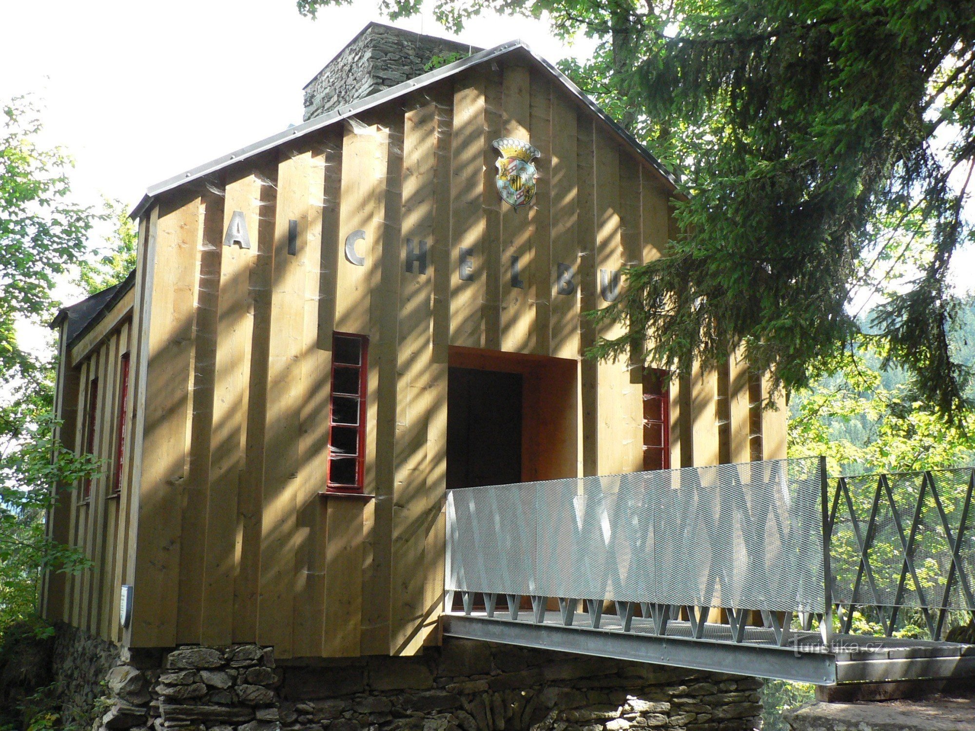 Aichelburg - castillo del bosque