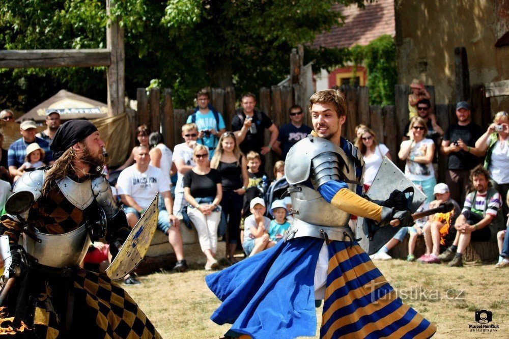 Eventos festivos - Castillo y castillo de Staré Hrady - Caballeros en el castillo, campo de prácticas de cuento de hadas