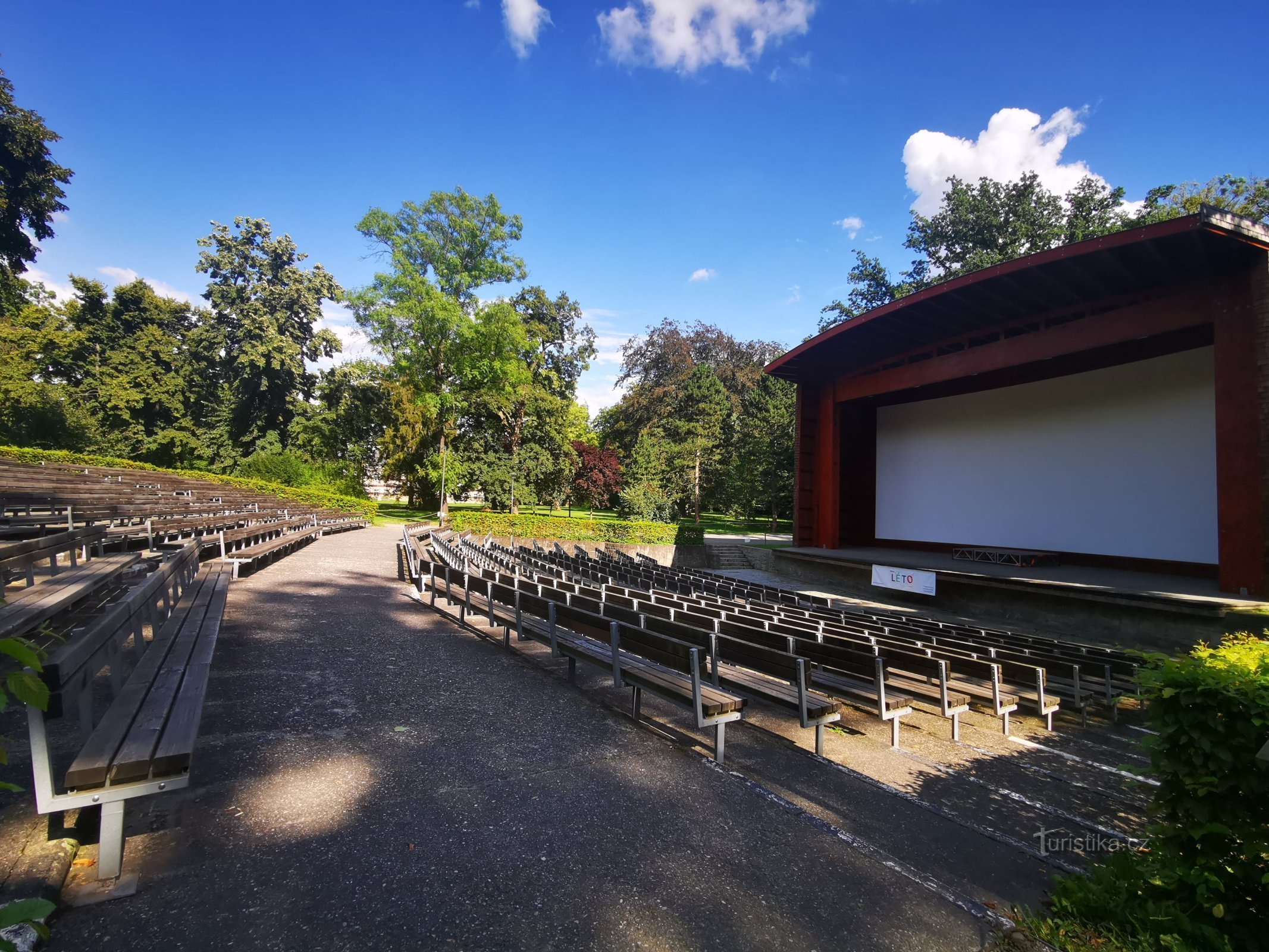 nous avons été les premiers à voir le cinéma d'été dans le cadre agréable du parc