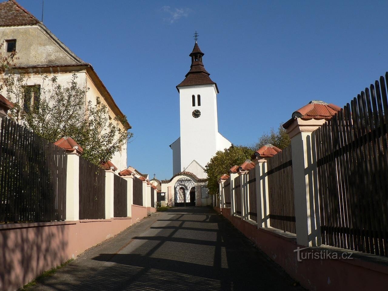 Albrechtice nad Vltavou, biserica Sf. Petru și Pavel
