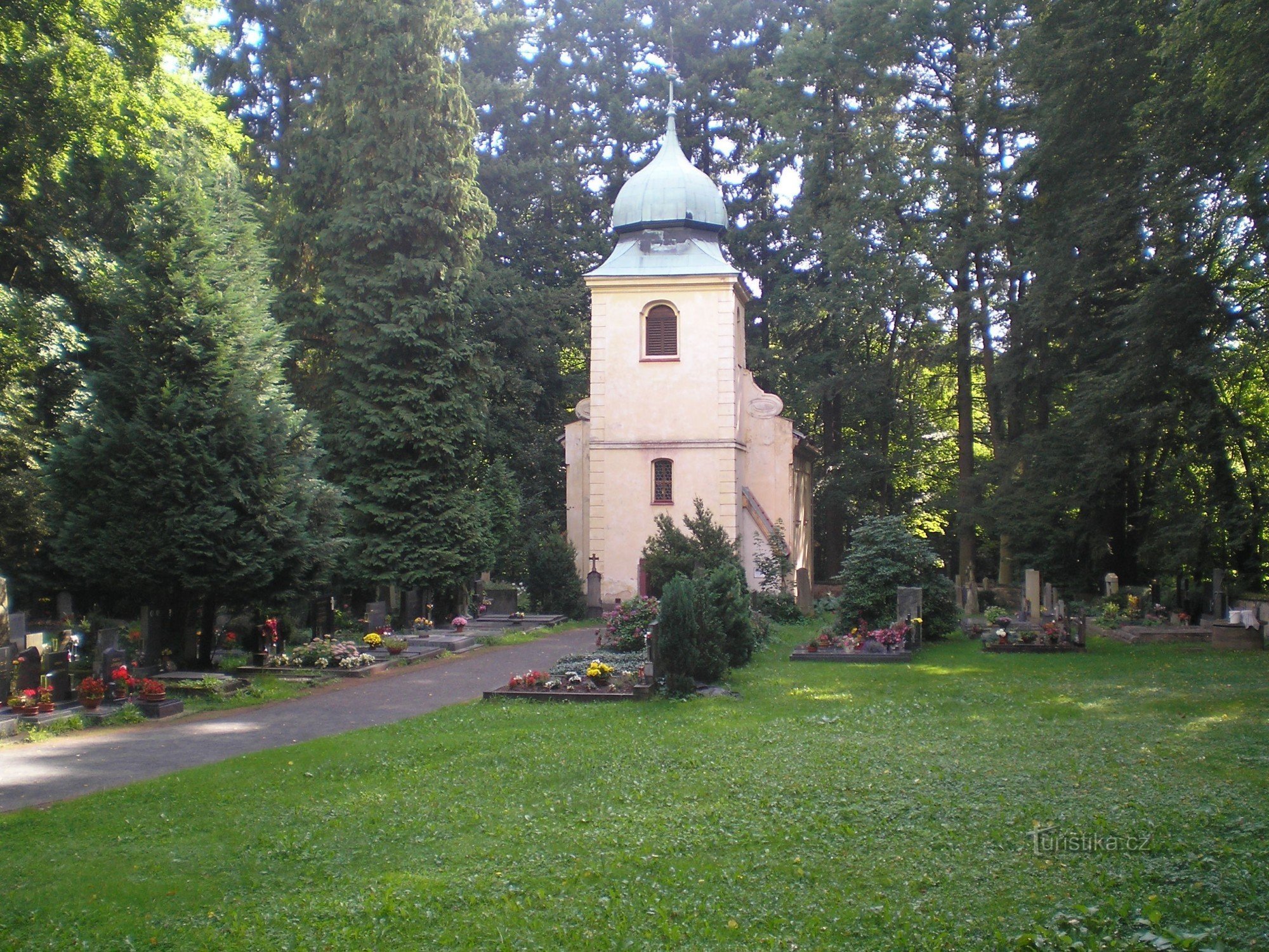 Aldašín-église de St. George avec le cimetière