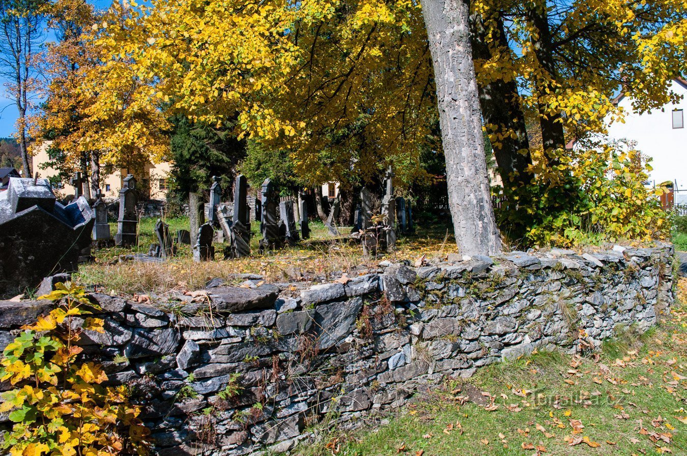 Ma il cimitero è probabilmente il più bello in autunno