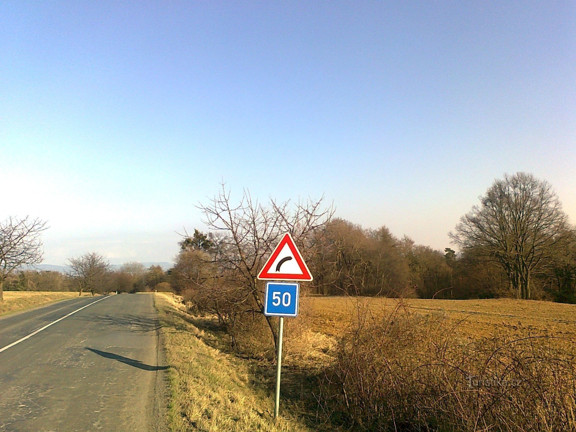 ..... mais aussi de cet endroit. S'ils remontent la route d'environ 200 mètres