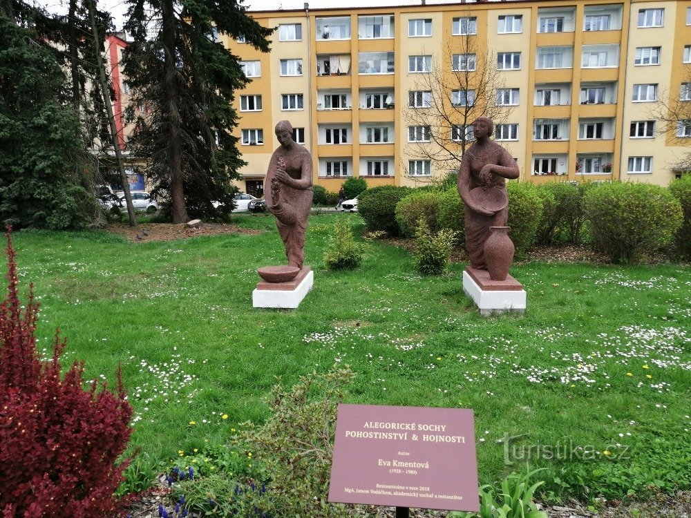 Allegorical sculptures: Hospitality and Abundance - Sokolov