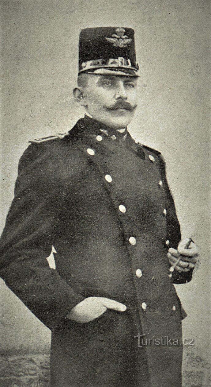 Alois Zeis, a Pardubice melletti magyarországi vasútállomás asszisztense (1909)