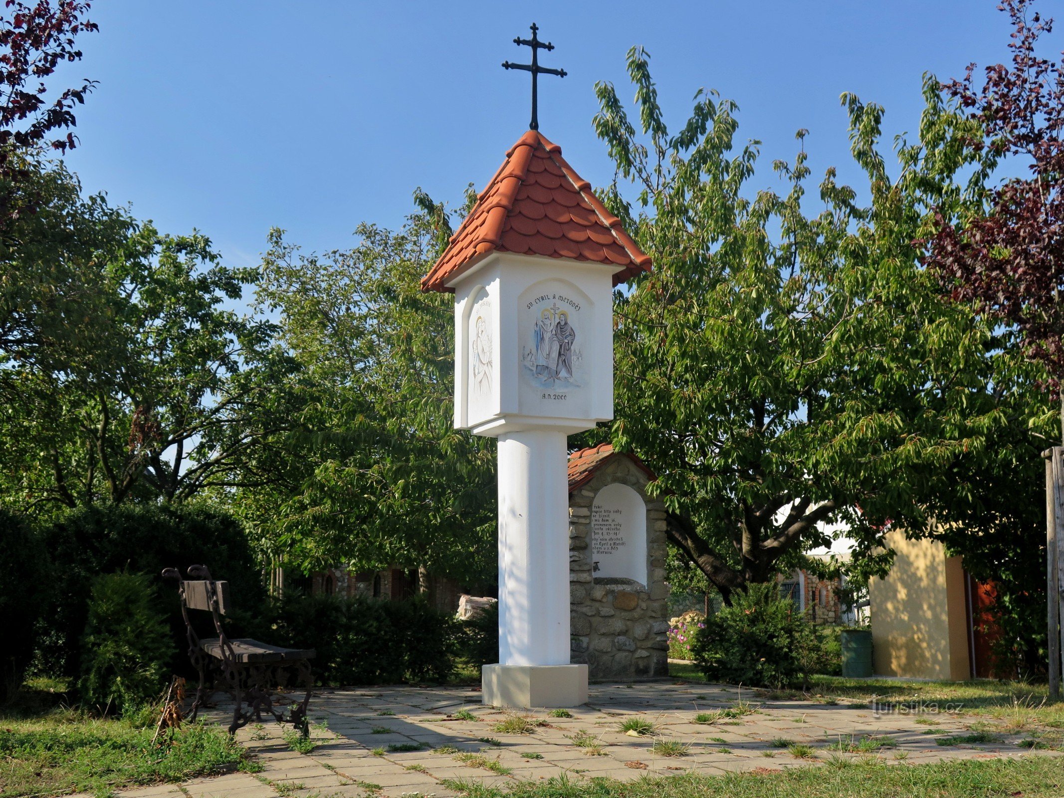 Tormento alpino de Dios con la Capilla del Agua