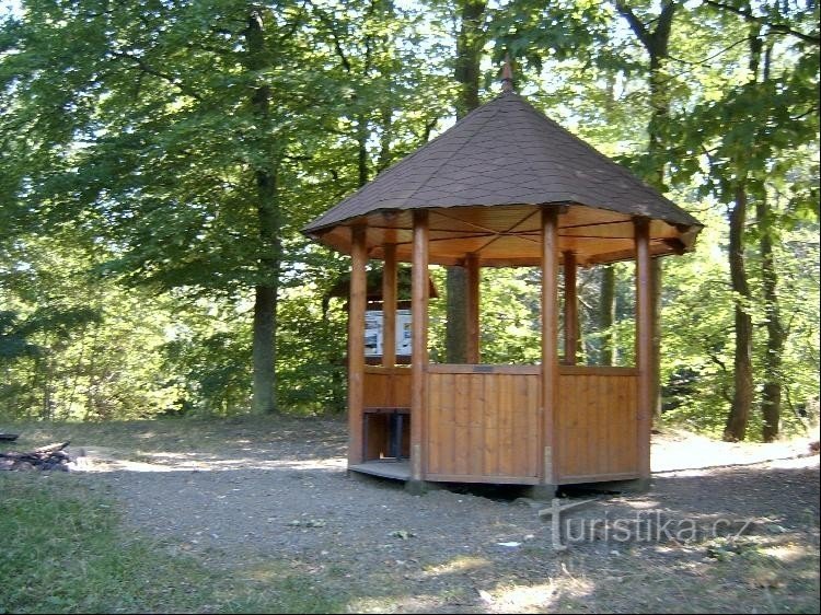 Gazebo: mirante à beira da lagoa, quadro de informações atrás do mirante - a trilha educacional Hvížďalka leva aqui