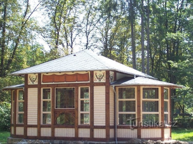 Pavillon mit Feder