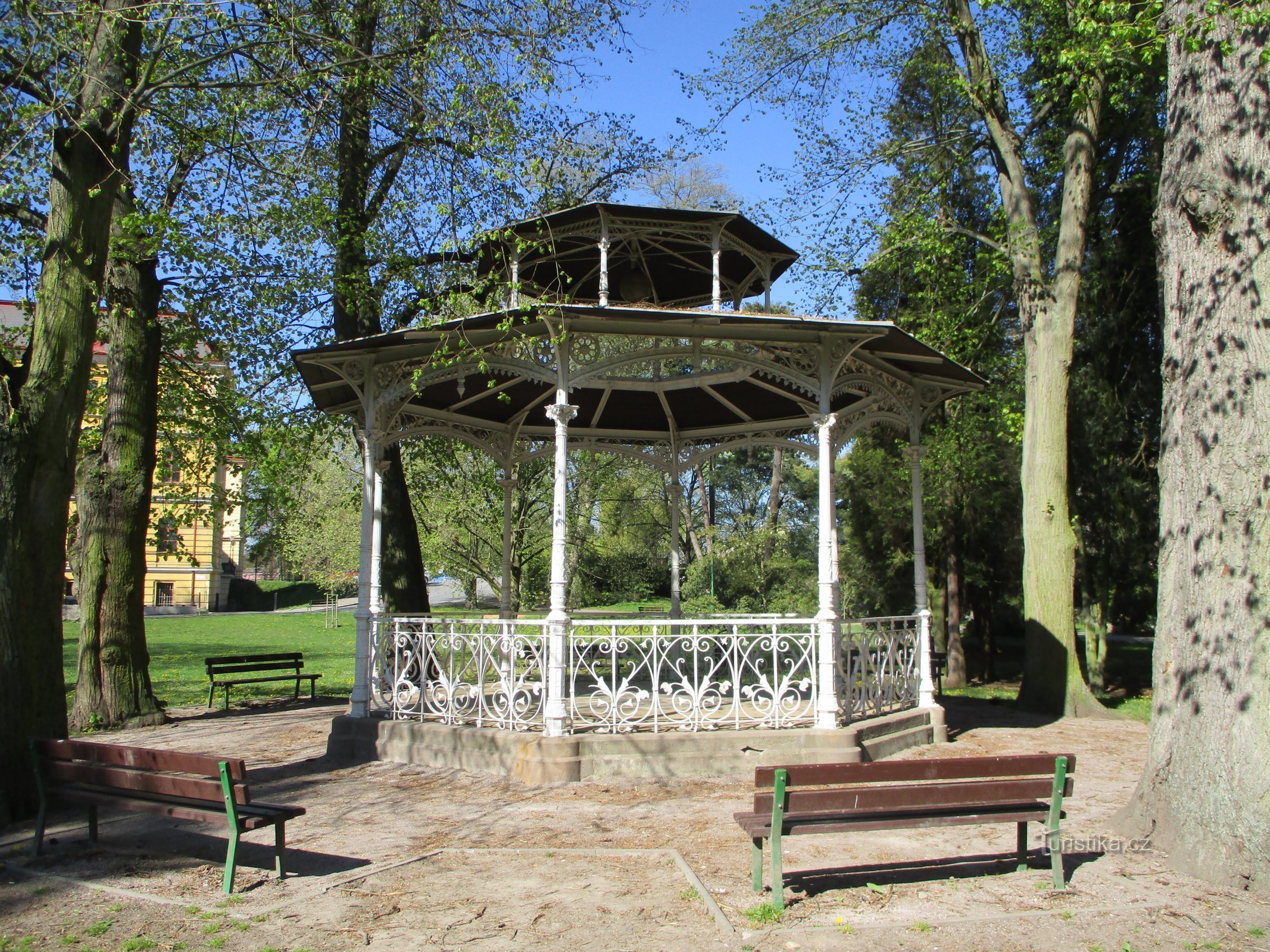 Gazebo i Masaryk Gardens (Jaroměř, 22.4.2020/XNUMX/XNUMX)