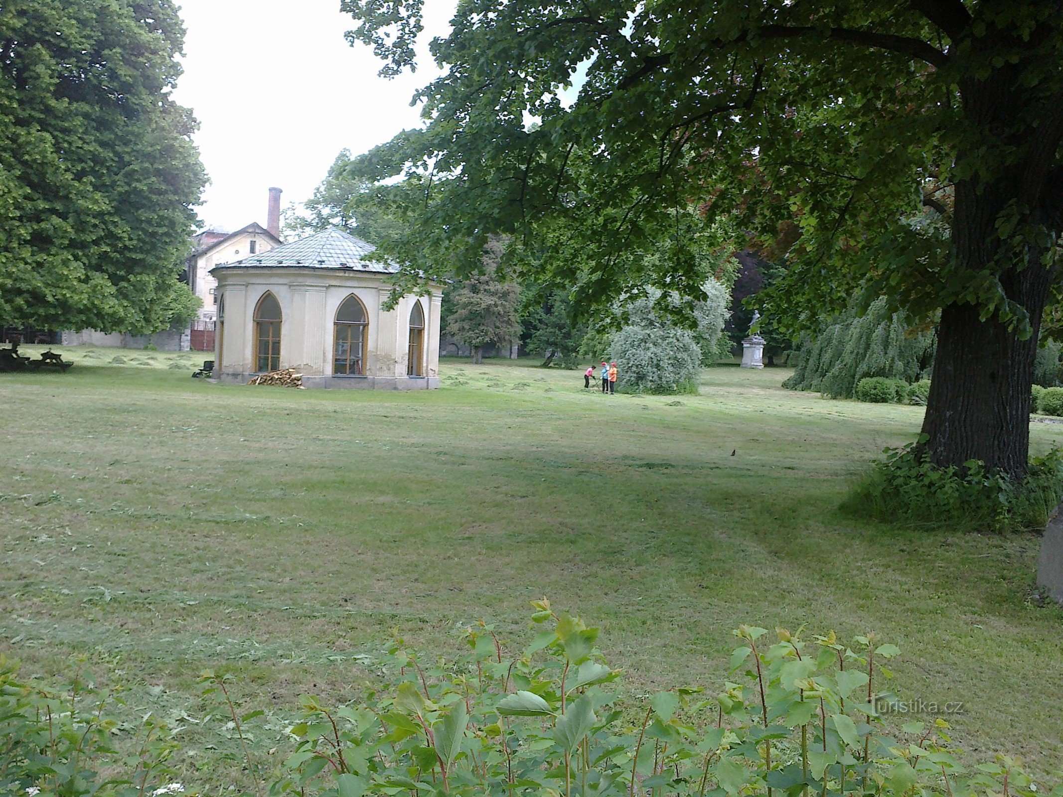 Tuinhuisje in het park