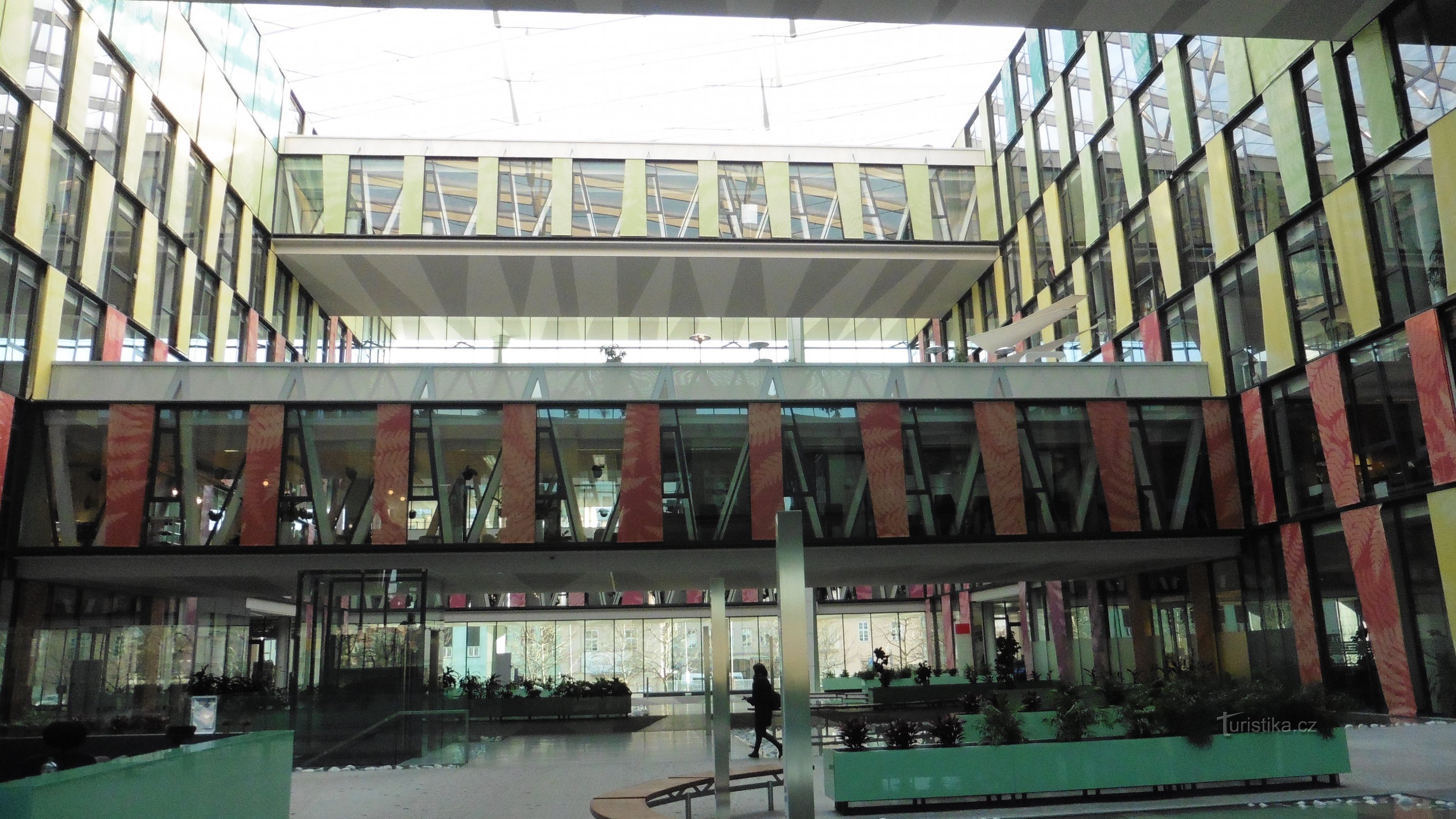 Amazon Court - birouri în atrium