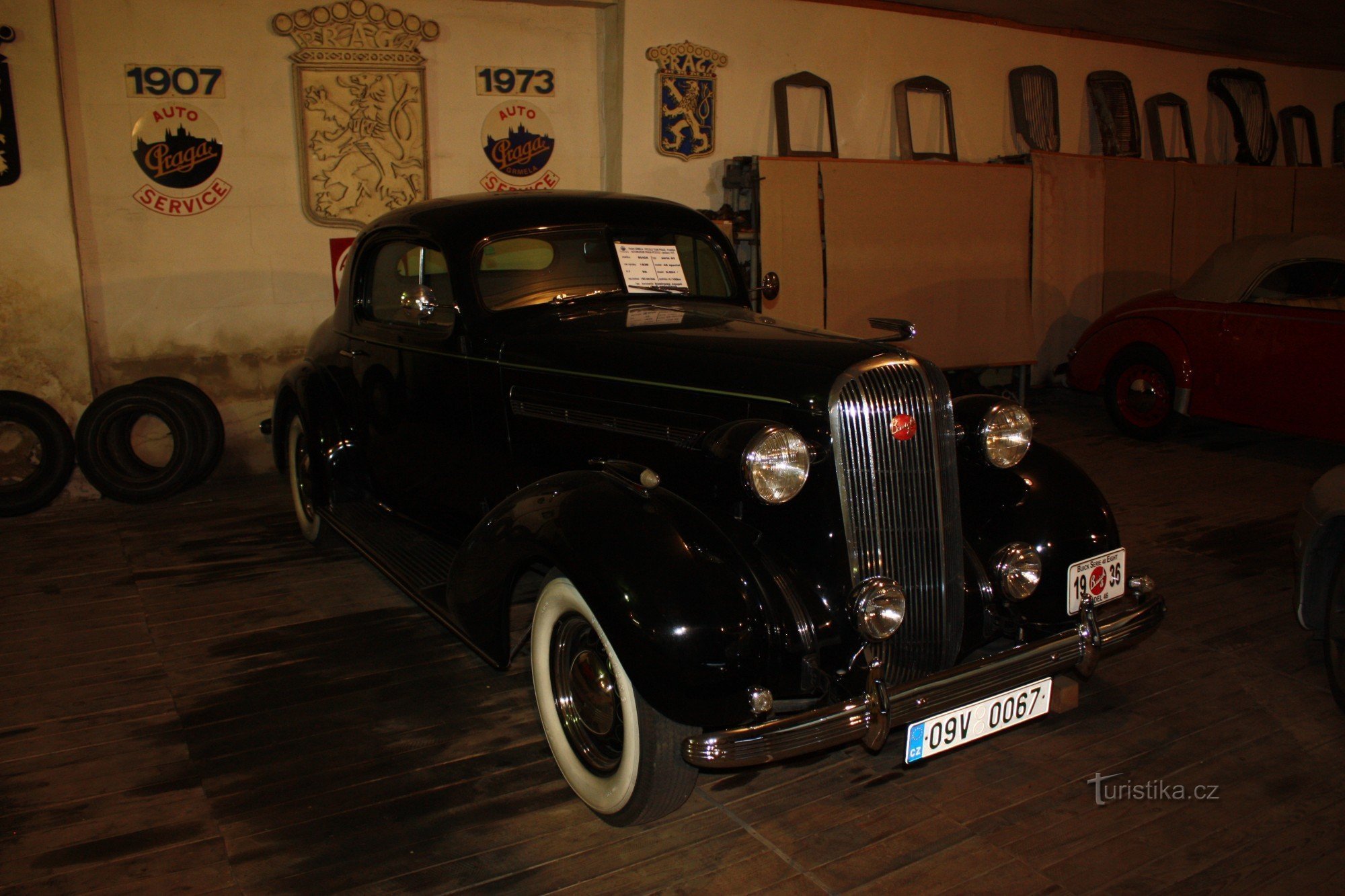 En amerikansk Buick fra 1936 er i samlingen til sammenligning